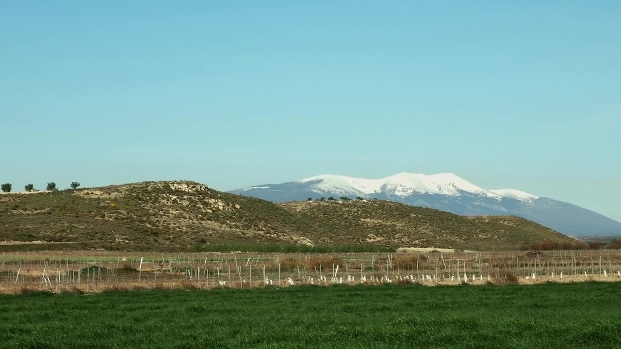Vista del massiccio del Moncayo con neve nella Spagna rurale.