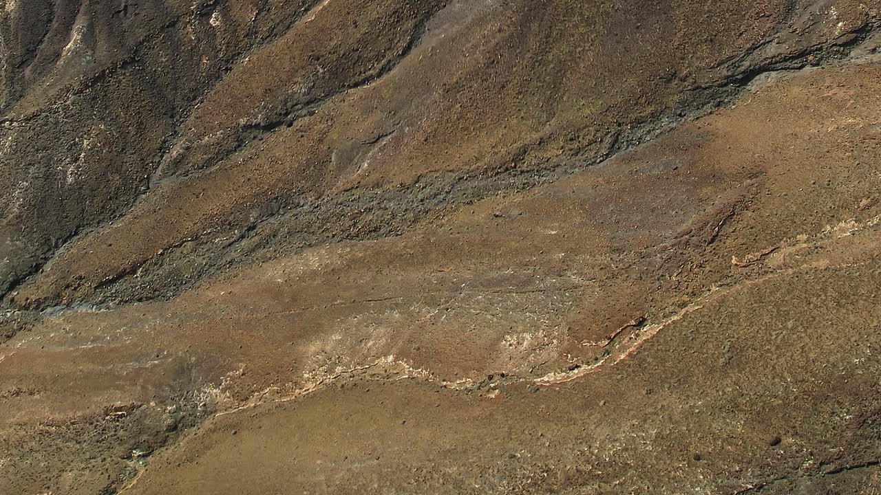 Panoramisch uitzicht op bergpas en wolken.