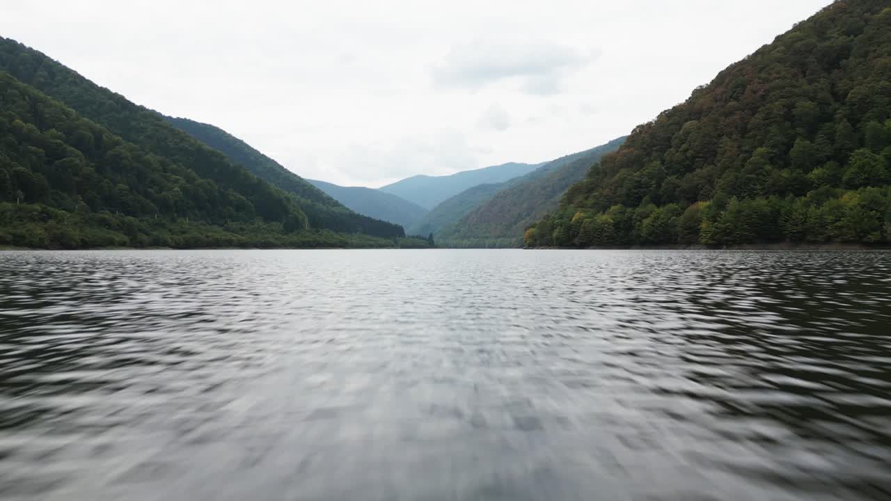 산과 숲 사이의 계곡에서 매우 크고 아름다운 긴 바다, 카르파티아, 루마니아, 유럽, 드론, 여름