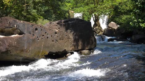 Plano-Medio-De-Agua-Que-Brota-De-Una-Cascada