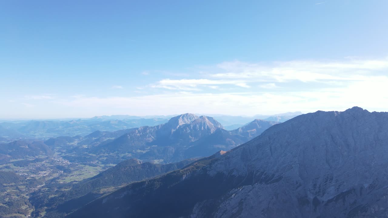 息を ⁇ む崖や山頂が上から見える