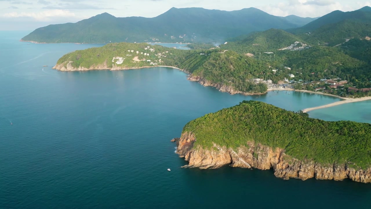 Đảo Ko Pha Ngan hay Koh Phangan ở Vịnh Thái Lan, hòn đảo nổi tiếng với các bữa tiệc trăng tròn