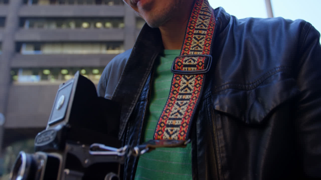 디지털 카메라 4k에서 사진을 검토하는 남성 사진작가