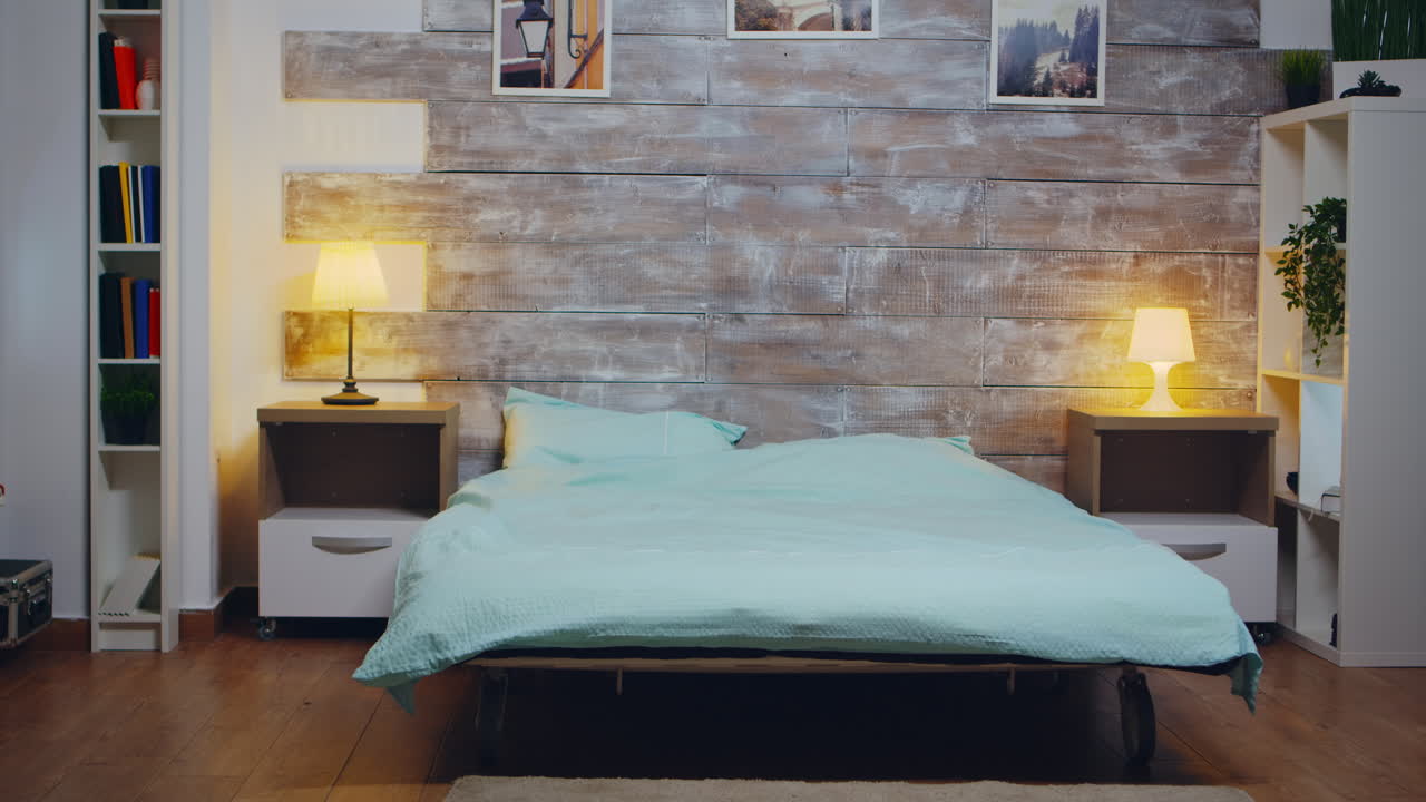 una habitación vacía con un cómodo colchón en la cama.