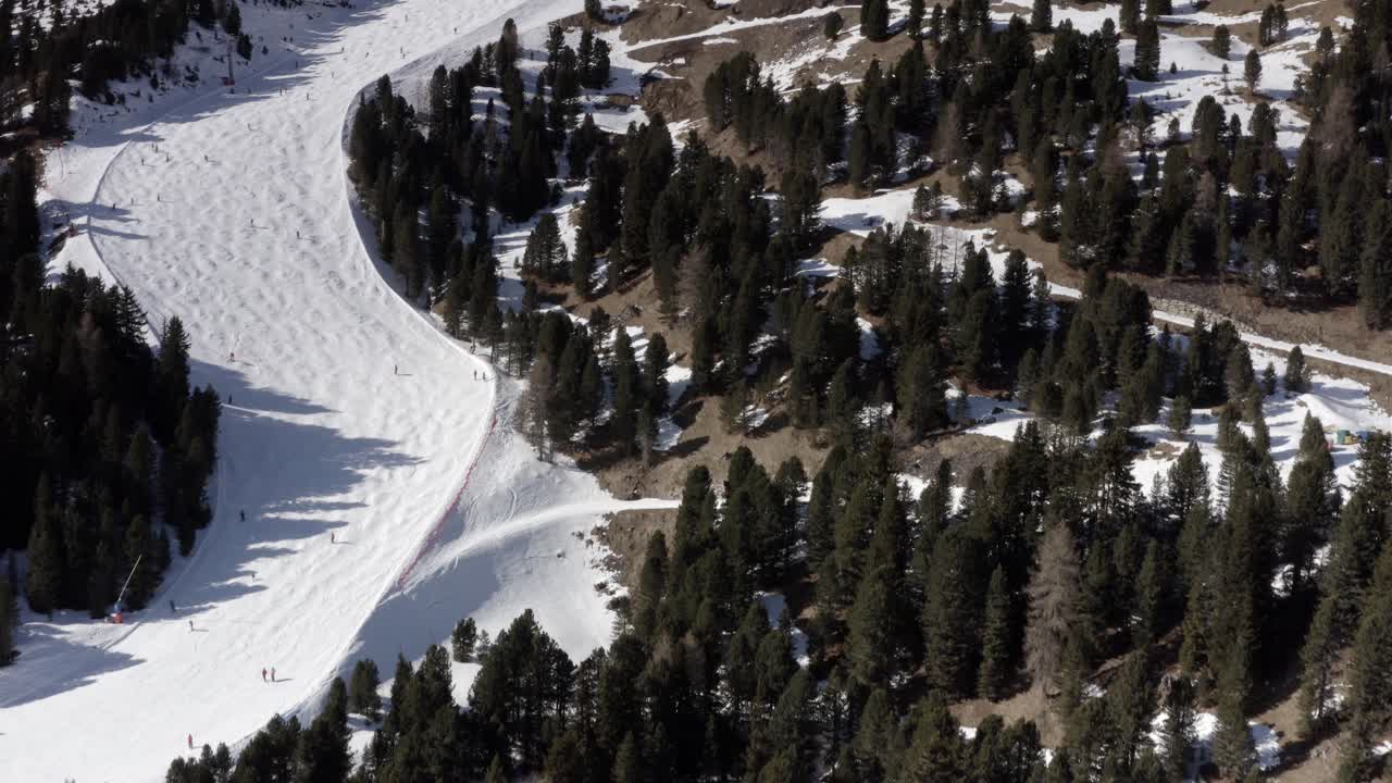 vista de la montaña de la estación de esquí nevada