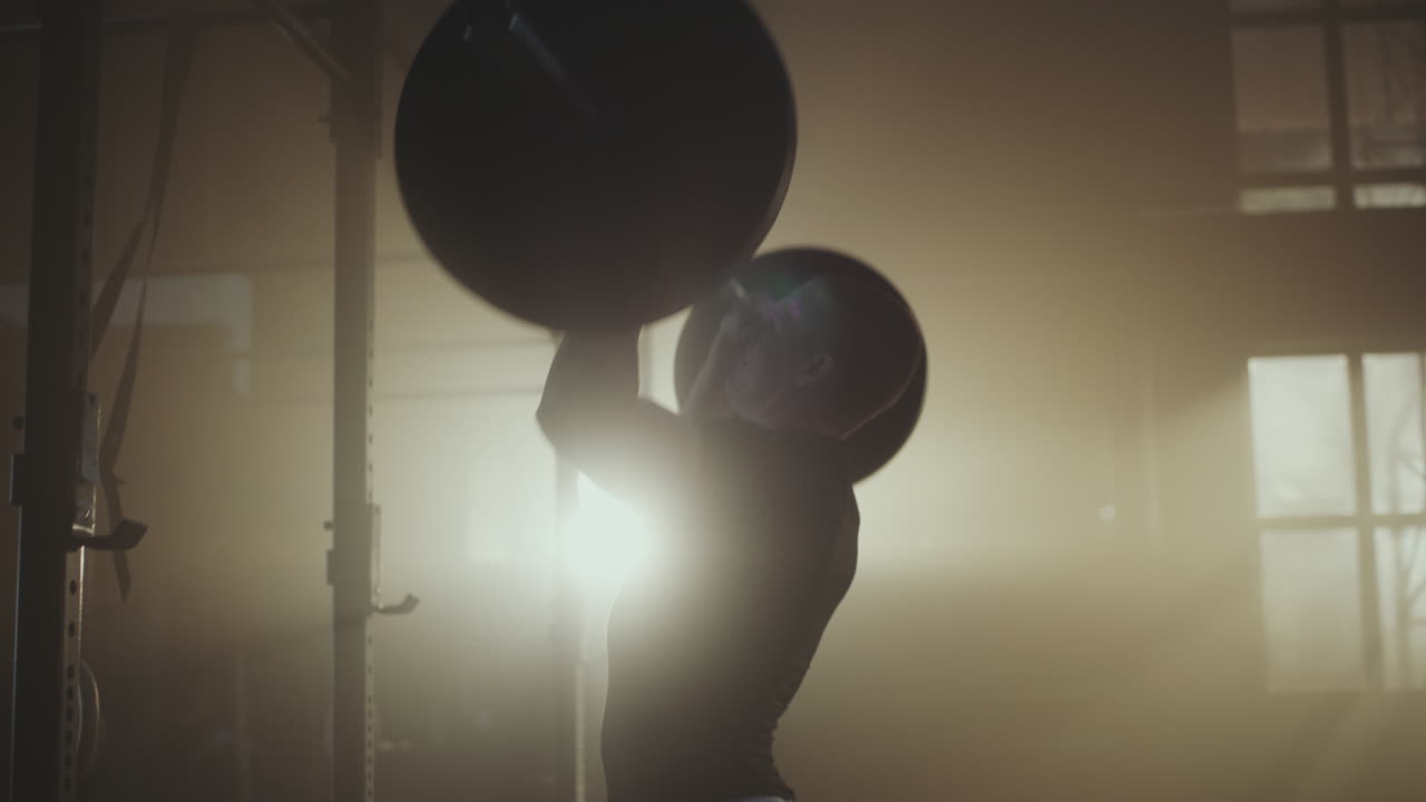 Мужчина поднимает тяжести в тренажерном зале