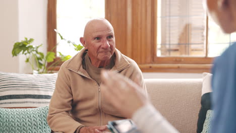 atención médica, discusión y médico con un anciano