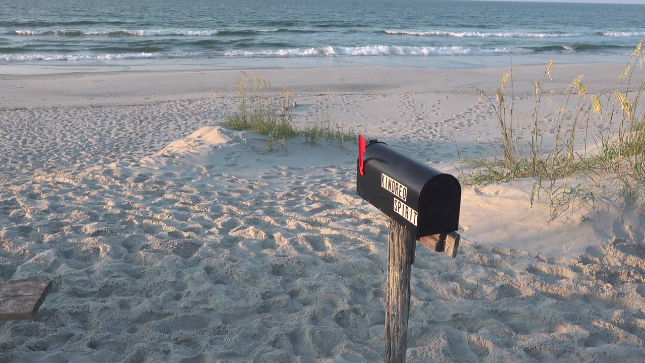La cassetta della posta "Kindred Spirit" su Bird Island, appena a sud di Sunset Beach NC, dove le persone possono lasciare commenti sul loro percorso di vita e leggere ciò che altri hanno scritto