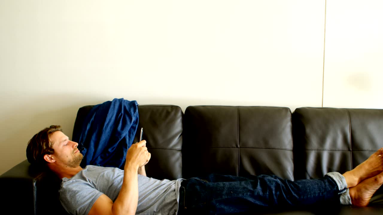 거실 4k에서 휴대 전화를 사용하는 남자