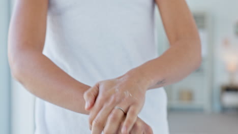 baño, hidratación y manos de la mujer usando