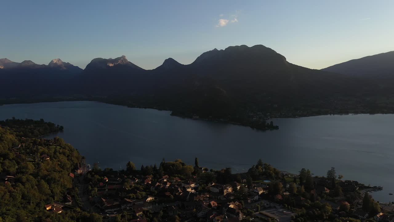 increíble vista del lago annecy al atardecer en los alpes franceses