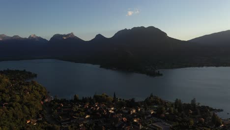 Incredible-view-of-Annecy-lake-at-sunset-in-the-French-Alps