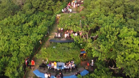 Fiesta-Junto-Al-Acantilado-Y-Lugar-De-Reunión-Al-Atardecer-Junto-Al-Hermoso-Océano-Atlántico-Brasileño