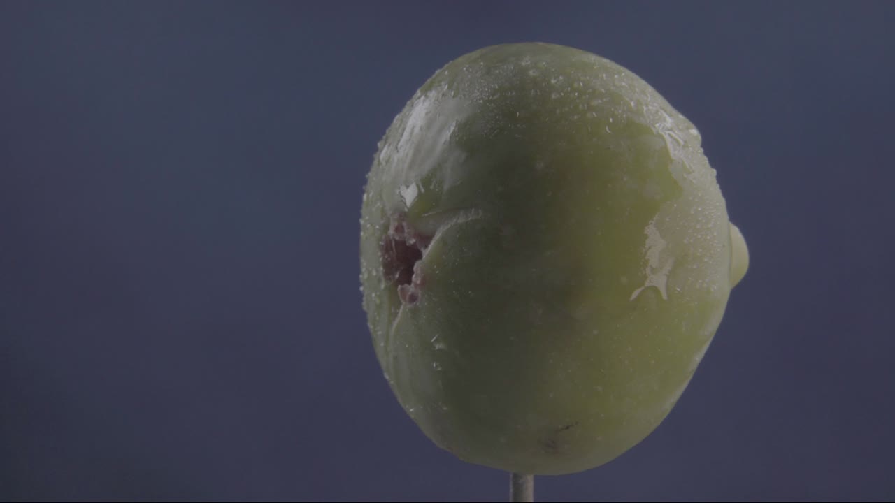 크로마 키를 위해 파란 화면에 루프와 함께 회전하는 무화과