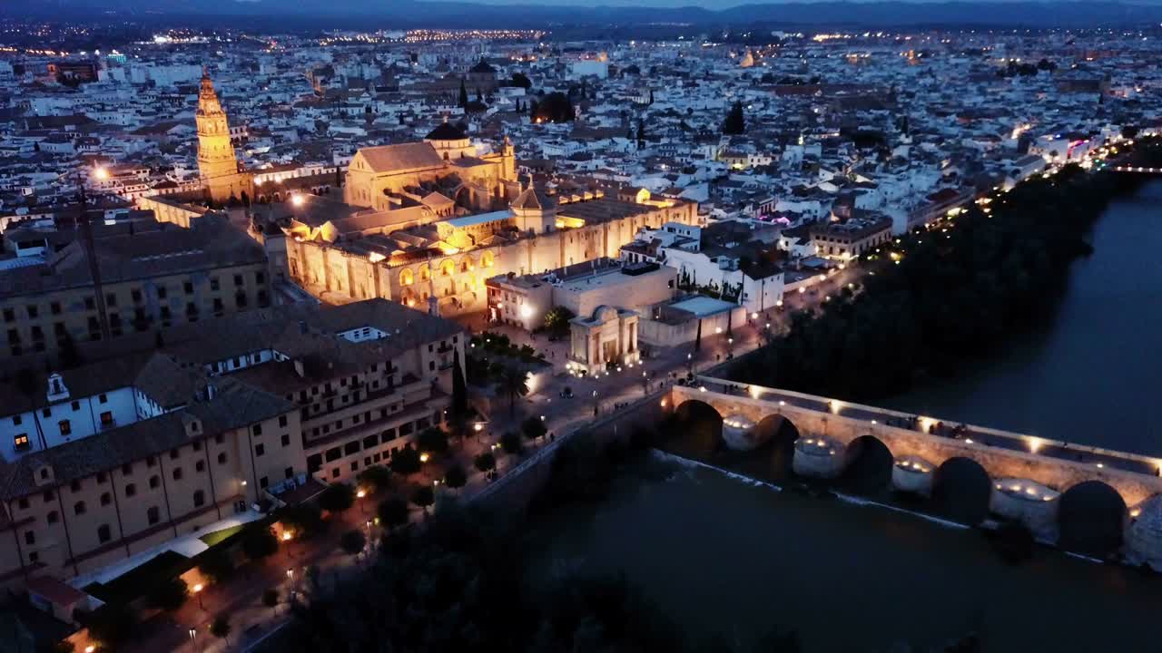 Paisagem urbana noturna de Córdoba com a Mesquita-Catedral