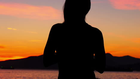 Frau-Macht-Yoga-Am-Strand