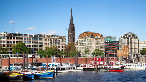 Hamburger-Stadtbild-Mit-Gotischem-Turm