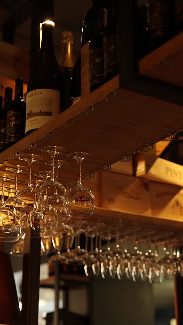 Bottiglie di vino e bicchieri su uno scaffale