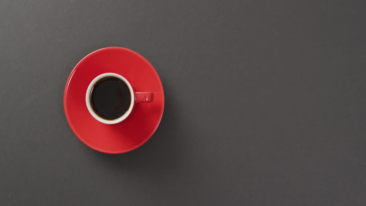 어두운 배경 에 뜨거운 검은 커피 의  ⁇ 은 컵 의 비디오