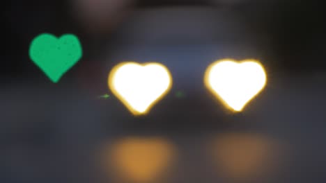 bokeh de hermosos corazones del coche en movimiento y semáforos en la noche, el día de san valentín o las redes sociales como concepto de fondo