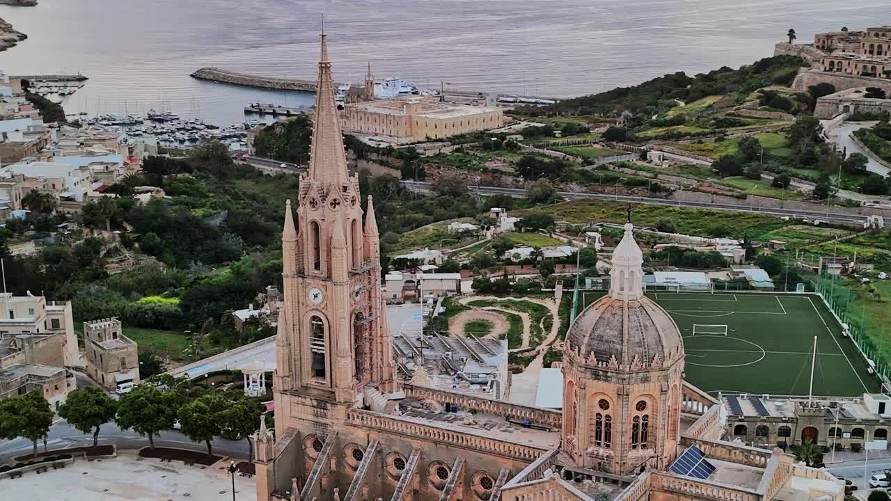 Splendida vista di La Valletta e del porto a Malta durante il tramonto