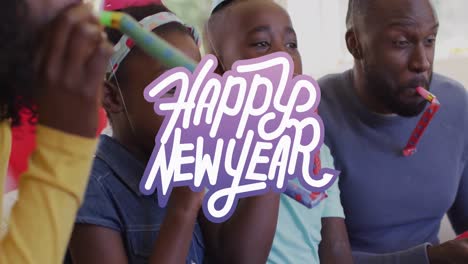 animación de texto de feliz año nuevo sobre familia afroamericana celebrando con sopladores y sombreros.