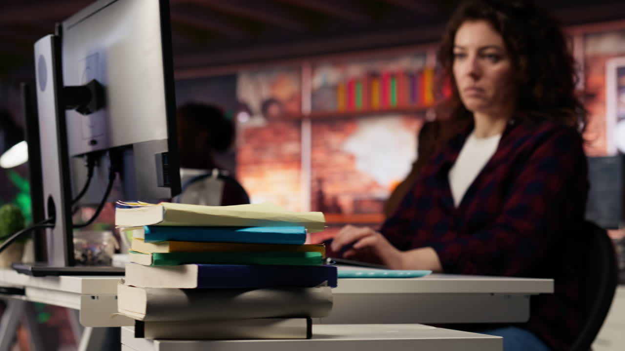 cierre de libros en el escritorio de la oficina de inicio utilizado por el empresario para hacer crecer el negocio