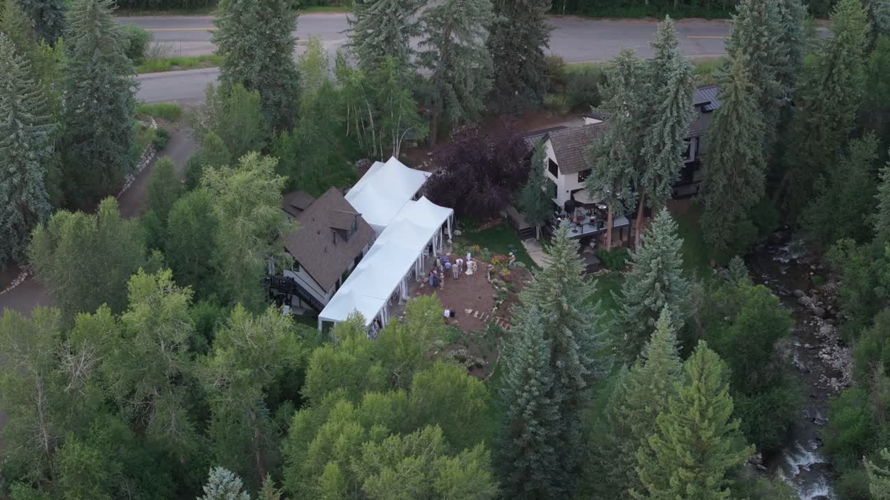 결혼식 손님 들 이 밖 에 서 있다