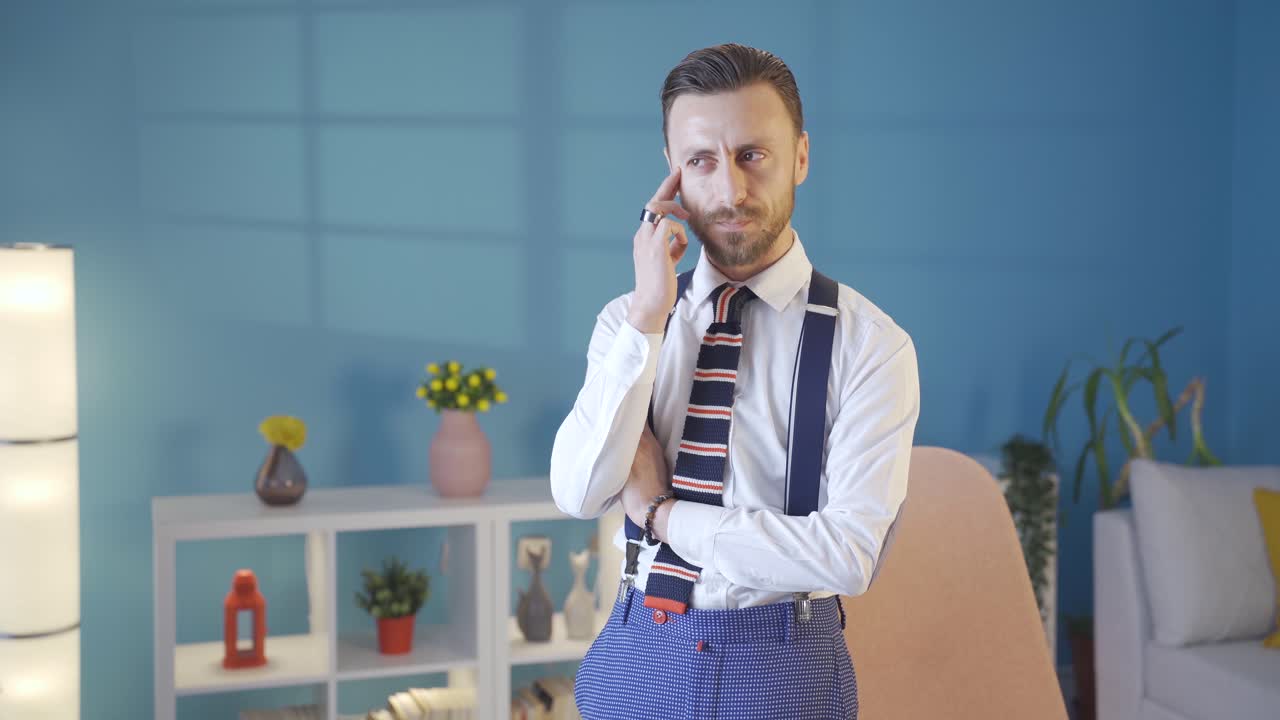 Stilvoller und charismatischer, selbstbewusster Geschäftsmann nachdenklich in seinem modernen Zuhause, denkt über neue Ideen nach, möchte kreativ sein.