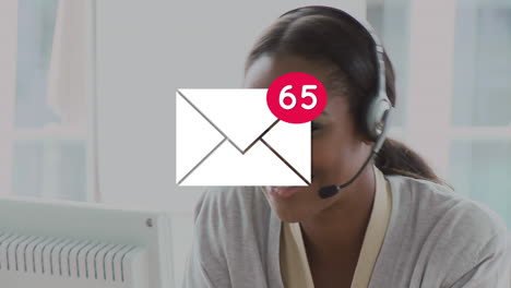 animación del icono de correo electrónico con números que cambian sobre el hombre que usa auriculares vr
