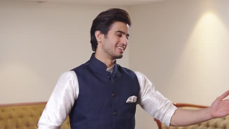 gran celebridad india saludando a los fans y seguidores