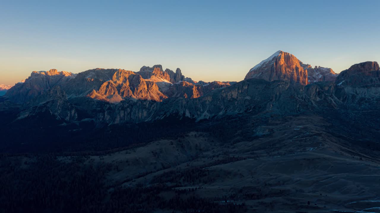 hiperlapso épico de drones aéreos del hermoso amanecer que muestra las montañas lagazuoi y tofana di rozes en los dolomitas, italia