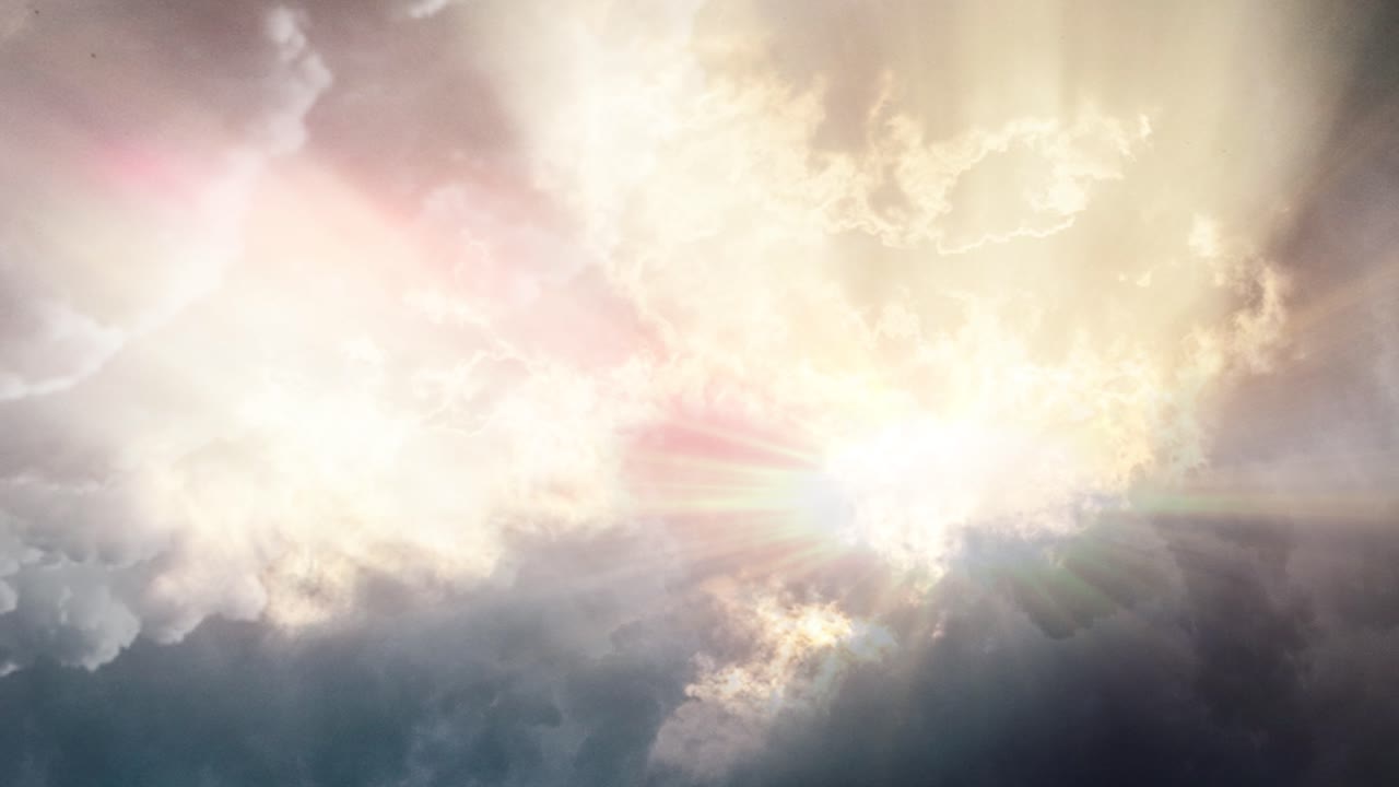 4k 어두운 구름과 밝게 빛나는 태양