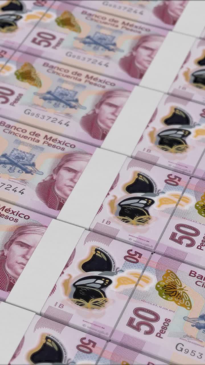Para basma makinesinde basılan 50 Meksika Pezosu banknotlarının dikey videosu.