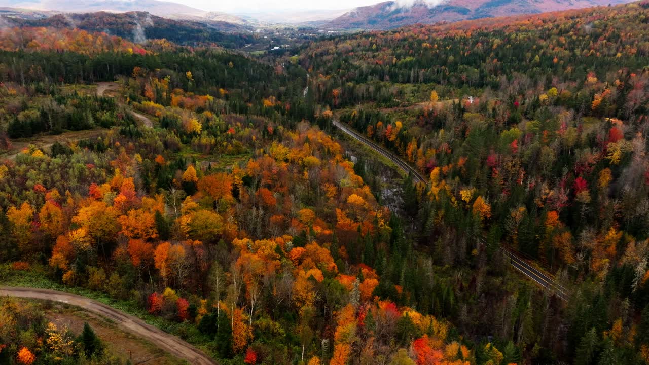 el pico del follaje de otoño en new hampshire filmado con un dron dji mavic 3 en 4k