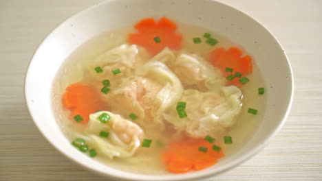 sopa de albóndigas de camarones en tazón blanco - estilo de comida asiática