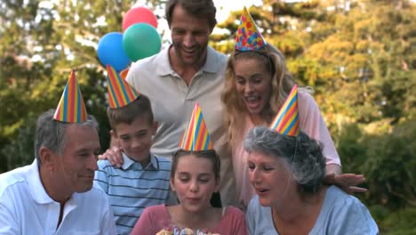 Animation-Von-Brennendem-Papier-über-Einer-Glücklichen-Familie-Auf-Einer-Geburtstagsfeier