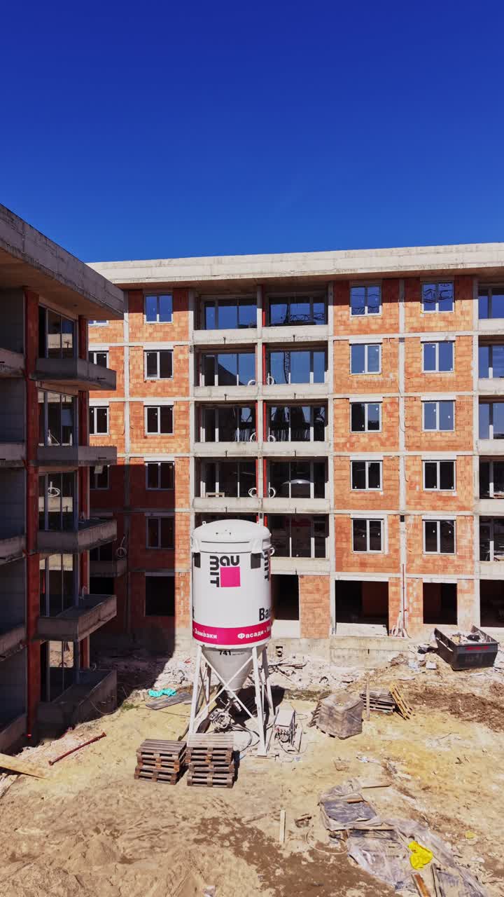 Toma amplia de un edificio de apartamentos de ladrillo y equipo.