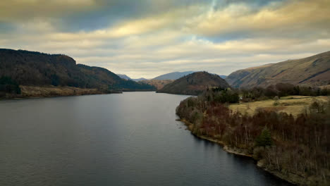 sumérgete en el cautivador encanto de la campiña de cumbria con un fascinante vídeo aéreo que captura el lago thirlmere y las majestuosas montañas que lo rodean.