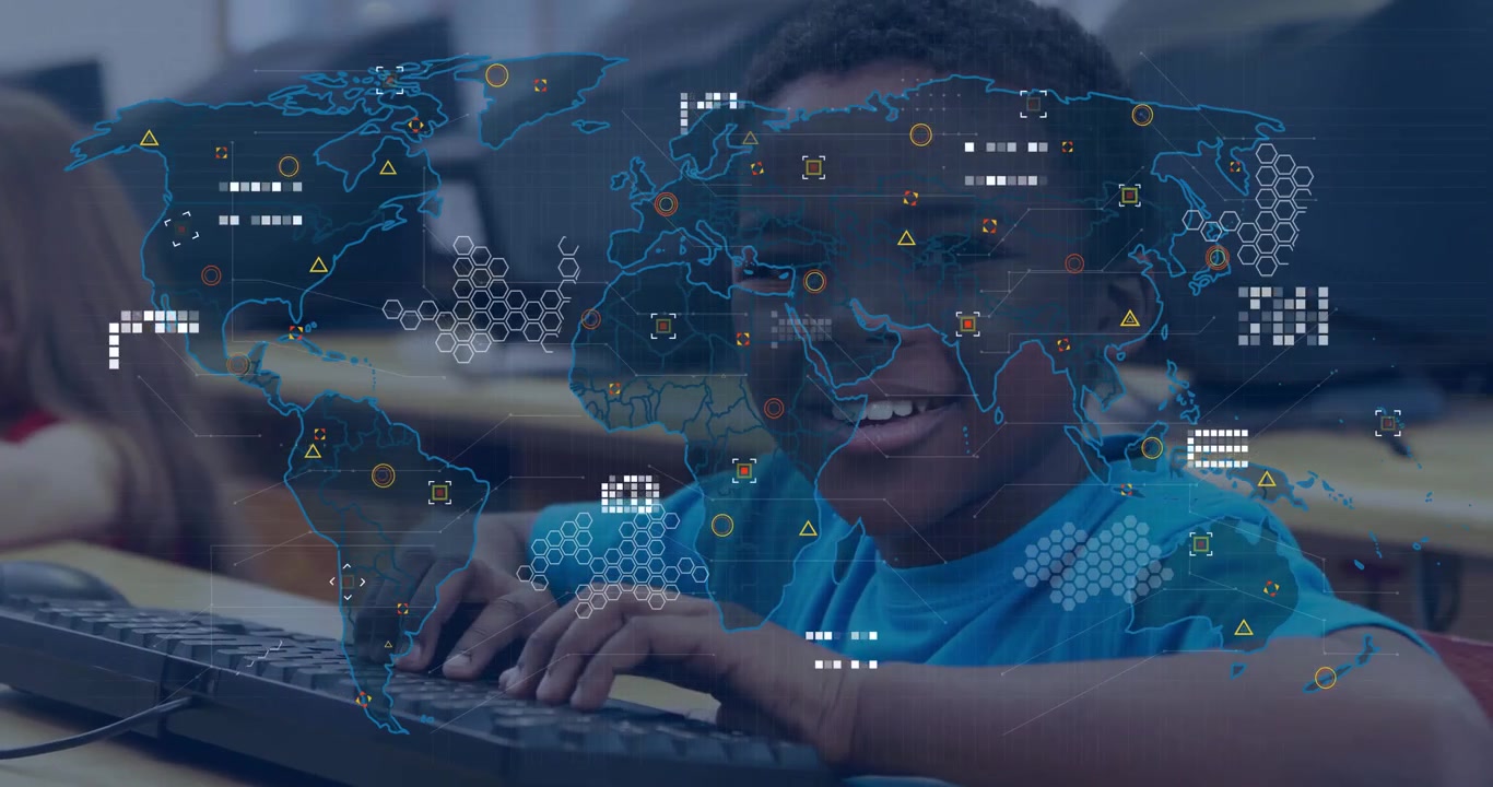 Due compagni di classe digitano in un laboratorio informatico, mentre una grafica di mappa del mondo appare gradualmente mostrando collegamenti dati per l'istruzione.