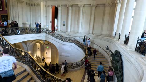 personas subiendo y bajando la gran escalera