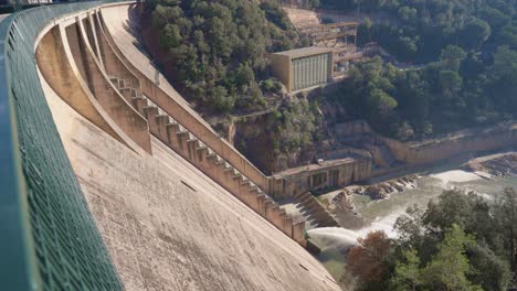 puerta de inundación de la presa hidroeléctrica con agua que fluye a través de la puerta