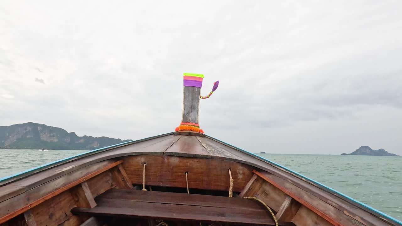 배는 멀리 떨어진 섬을 향해 바다를 가로질러 여행합니다.