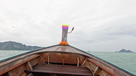 el barco viaja a través del océano hacia islas lejanas.