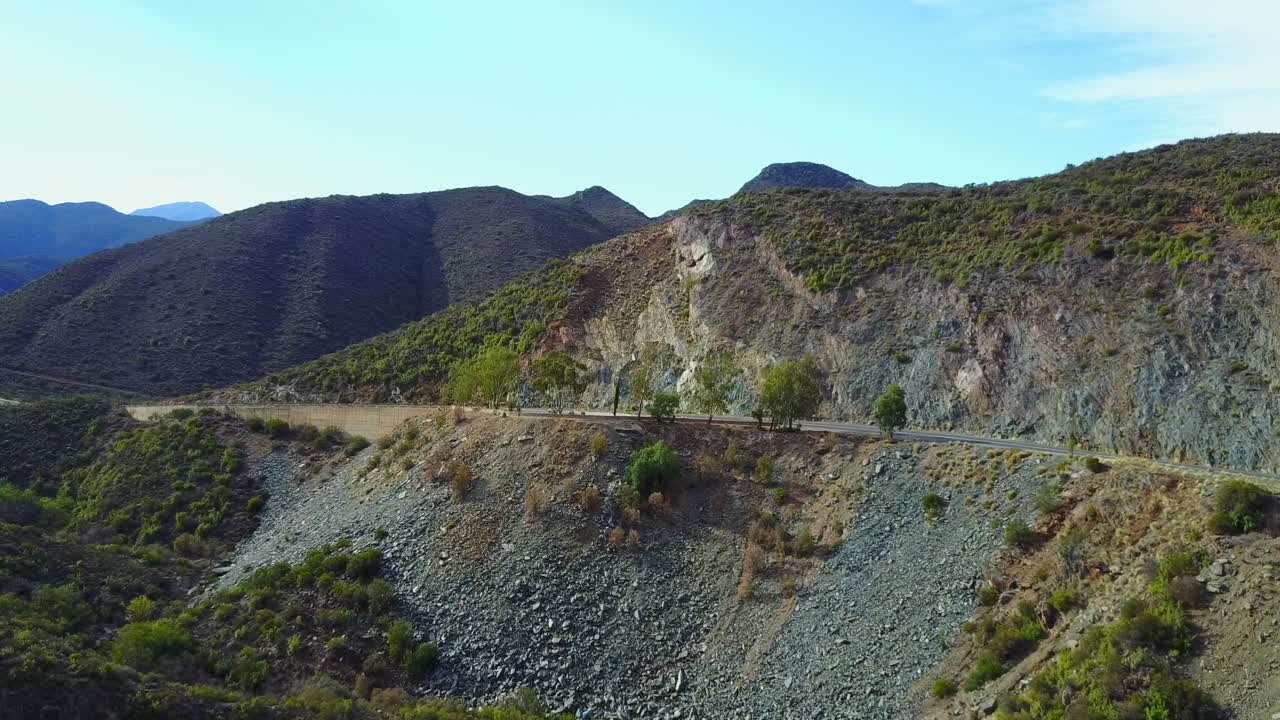 vista aérea de la carretera que serpentea a través de las montañas en sudáfrica