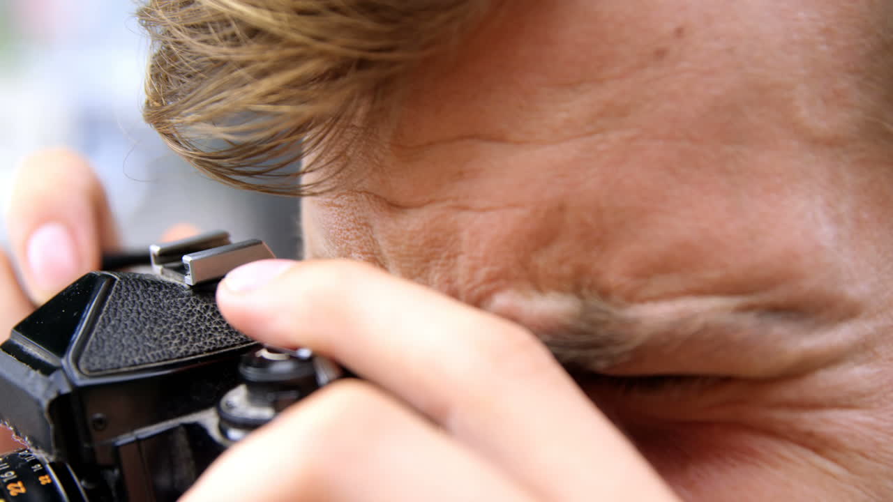 카메라 로 사진 을 찍는 남자