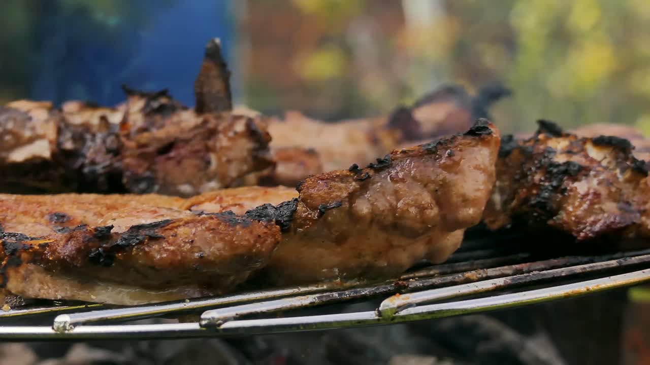 un primer plano de la cocción de carne a la parrilla en una parrilla de barbacoa