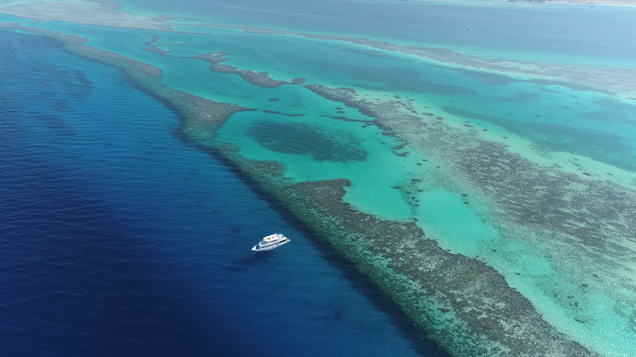 toma aérea para el arrecife de coral del mar rojo de egipto tomada en 4k en bruto