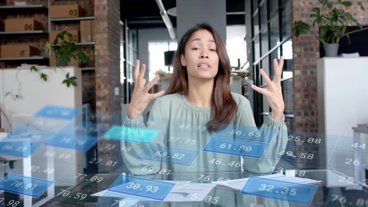 사무실에서 비디오 통화를 하는 두 인종의 캐주얼 사업가에 대한 인터페이스에 대한 데이터 처리