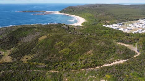 Escénica-Vista-De-La-Playa-Del-Océano-Con-Drones-Toma-De-Bushland-Y-Moonee-Bay-En-Catherine-Hill-Bay-Lake-Macquarie-Area-Swansea-Nsw-Australia-3840x2160-4k